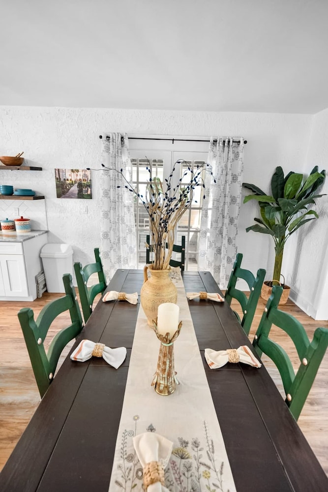 Newly Renovated Whimsical Cottage 2 Beds Hot Tub