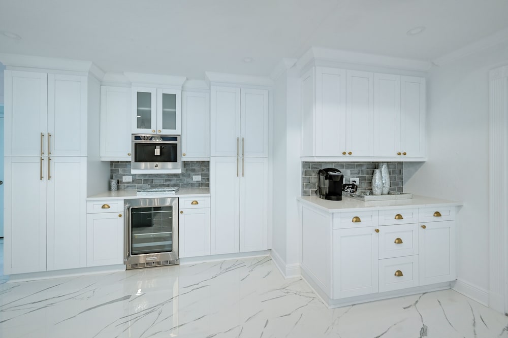 Pool & Spa: Luxe Home in Naples!