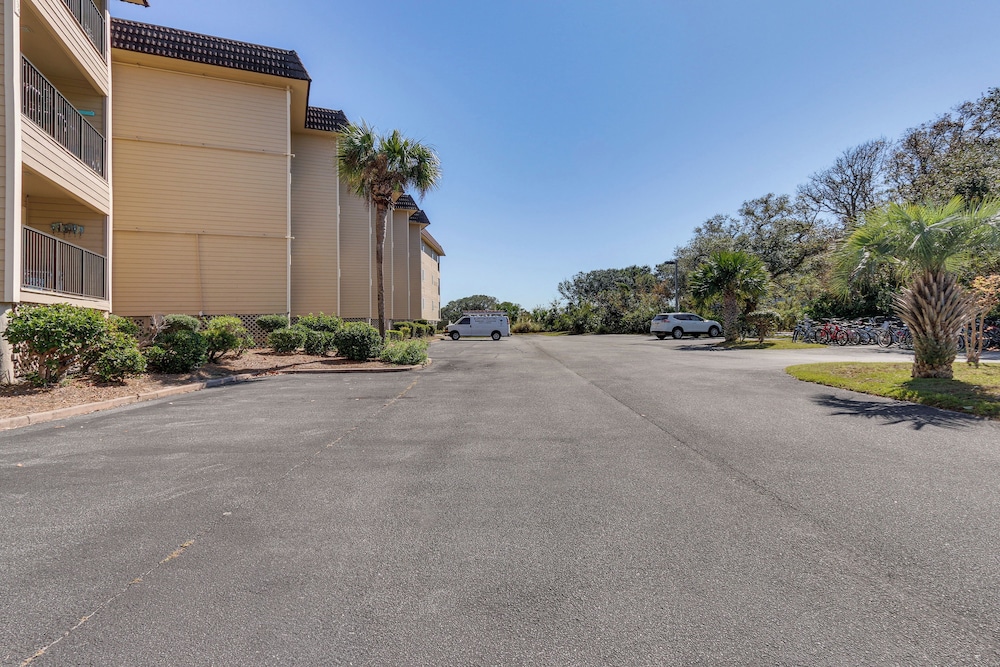 Pool, Tennis & Gym: Resort Condo in Hilton Head!