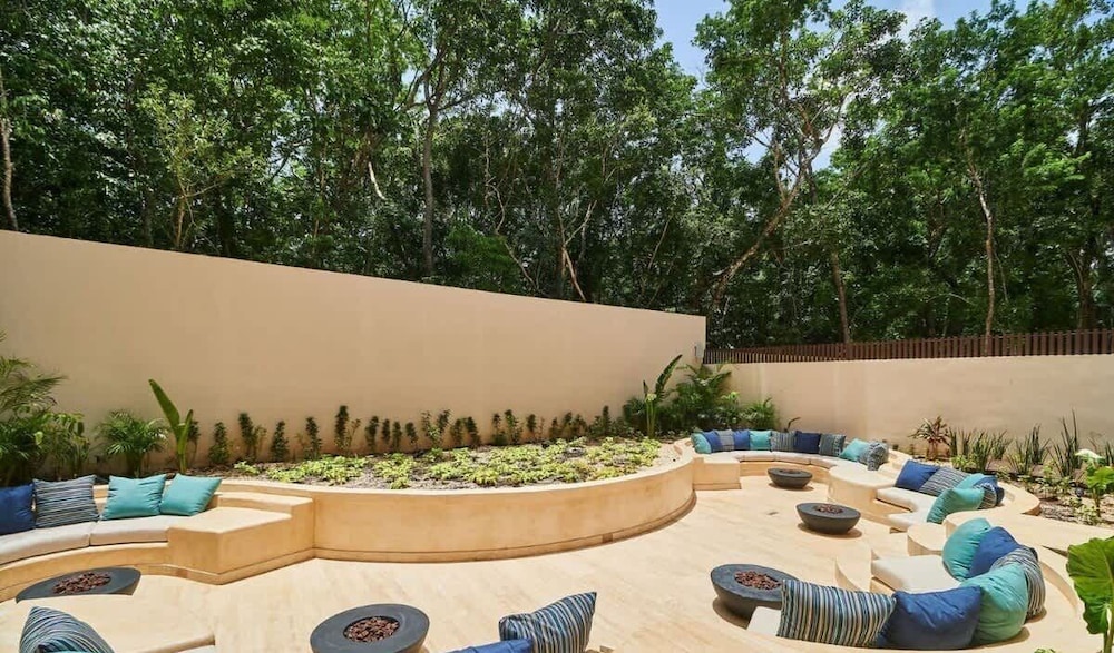 2 Br. Roof W/infinity Pool + Jacuzzi Spacious
