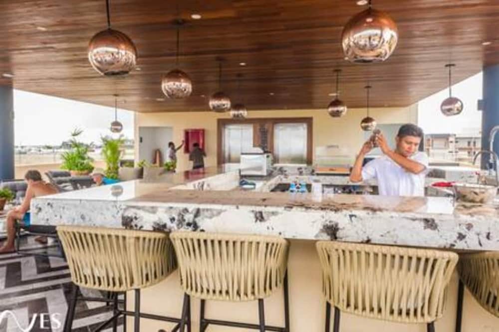 2 Br With Rooftop Pool and Stunning Ocean View