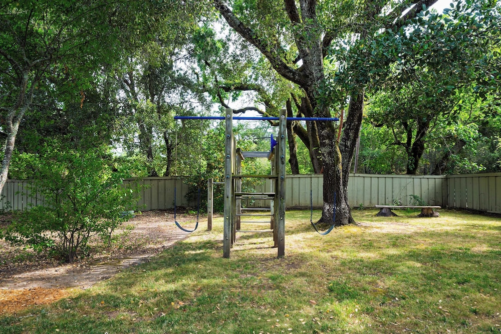 Glen Ellen Escape 5BR Retreat w/ Pool, Hot Tub, Hammocks & Vineyard Views