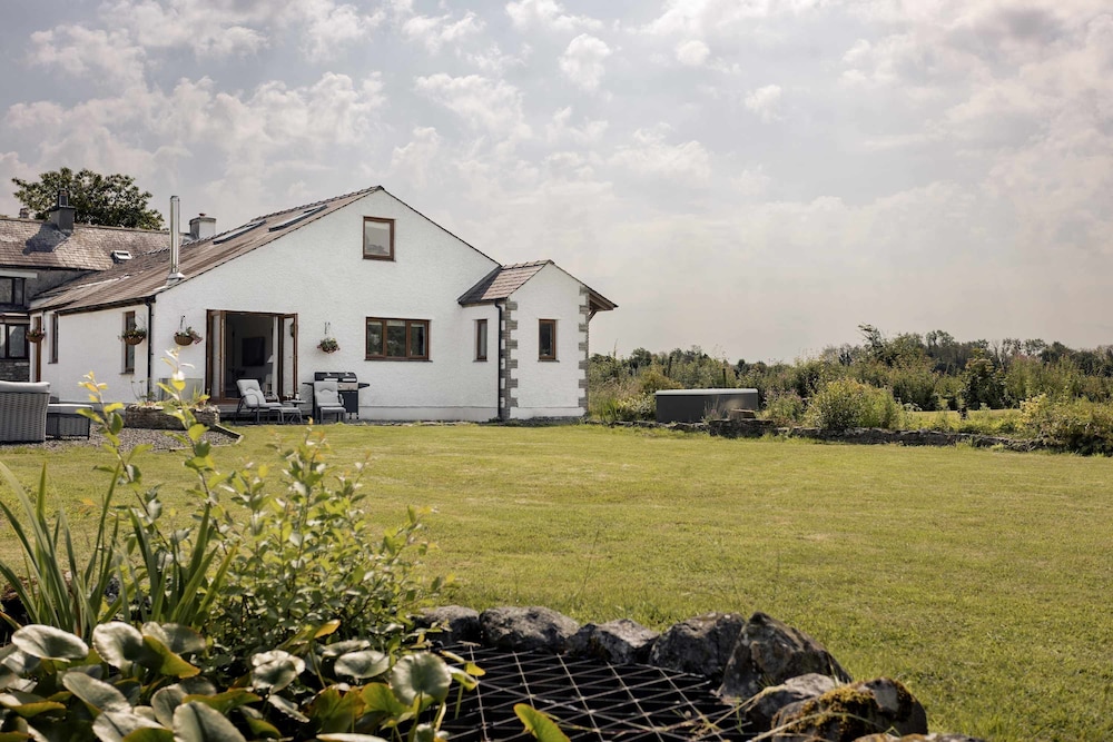 Leavens Farmstead Rural Retreat With Hot Tub view 4
