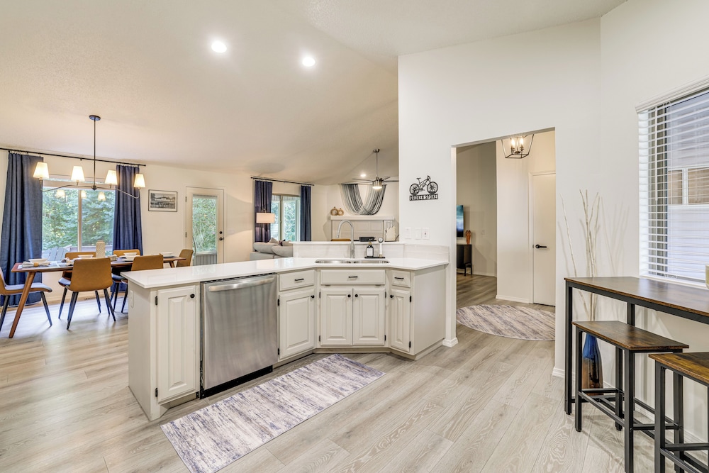 Bike, Golf, Swim: Modern Bella Vista Home w/ Deck!
