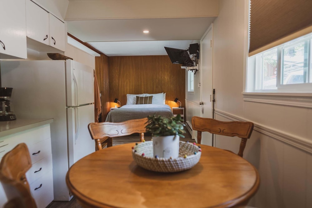 Barefoot Villas Room 1 Redwood view 2