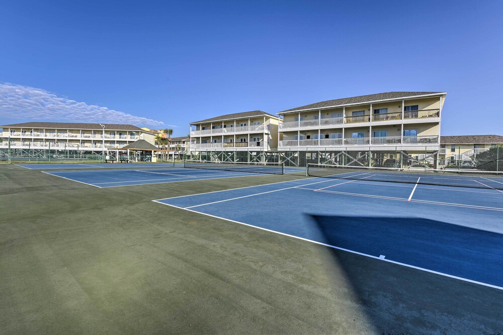 Walk to Beach: Resort Retreat w/ Balcony in Destin