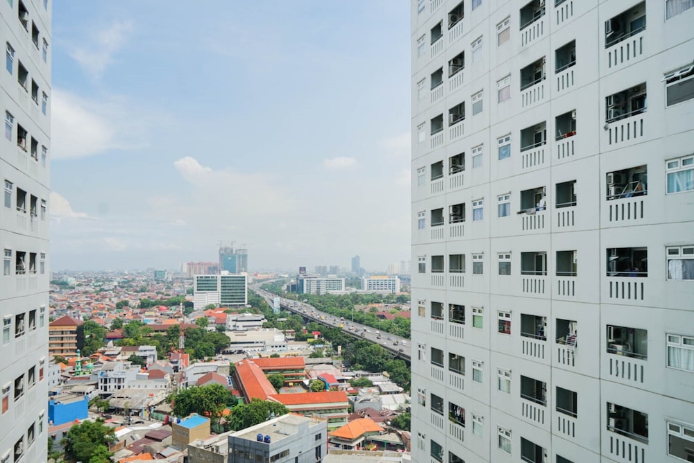 Comfortable 2BR Apartment at Green Pramuka near Mall