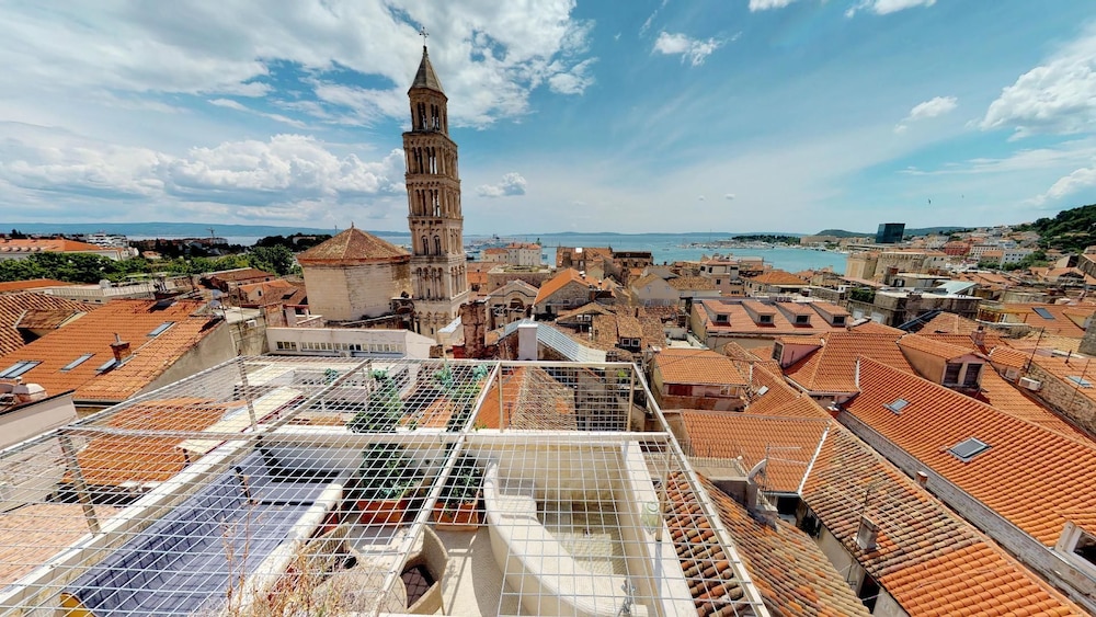 Riva and Diocletian Apartments