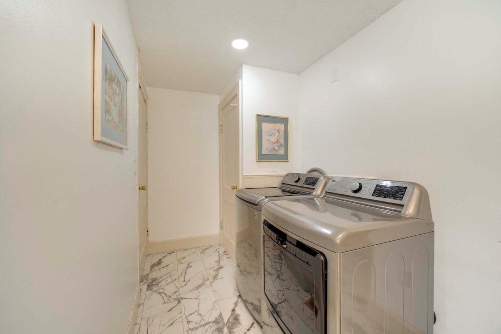 Near Lake Erie, Harbor & Parks: Conneaut Getaway!