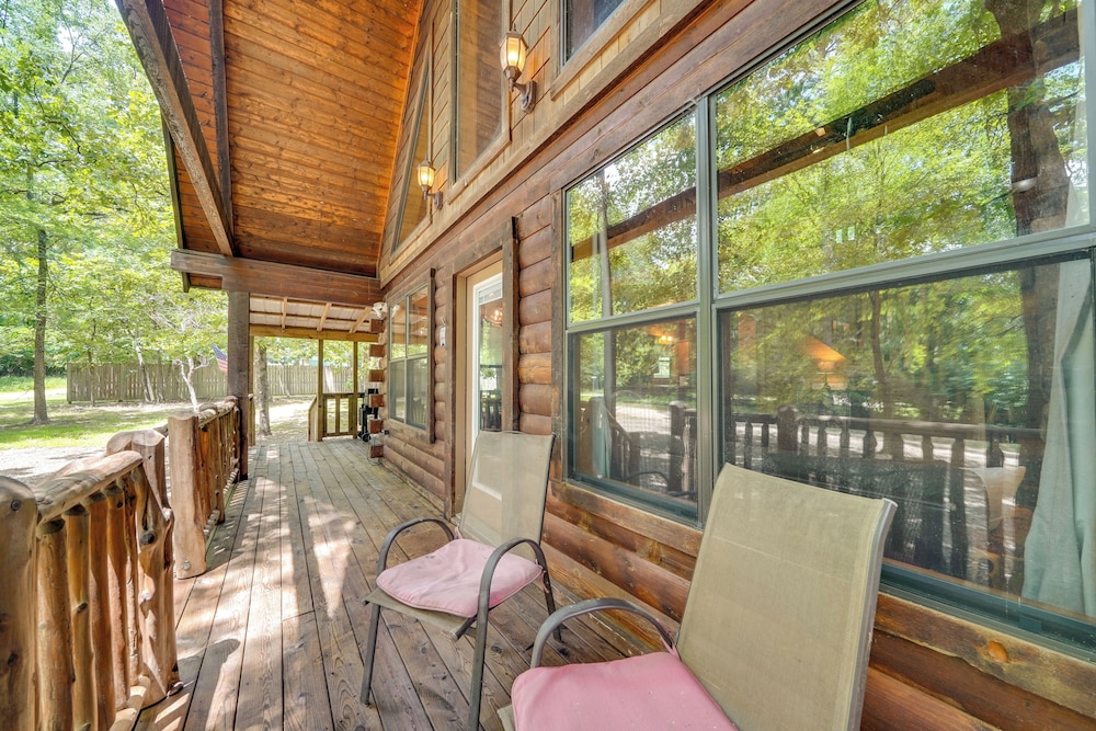 3 Mi to State Park & Lake: Broken Bow Cabin!