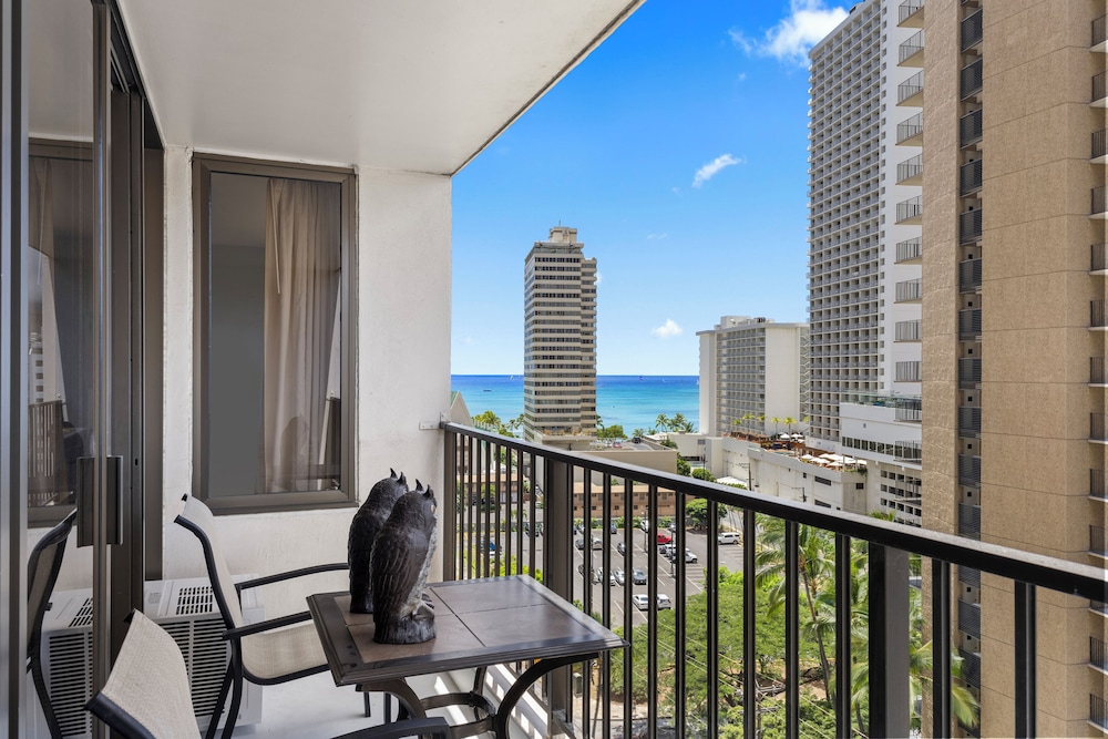 Waikiki Banyan 1BR