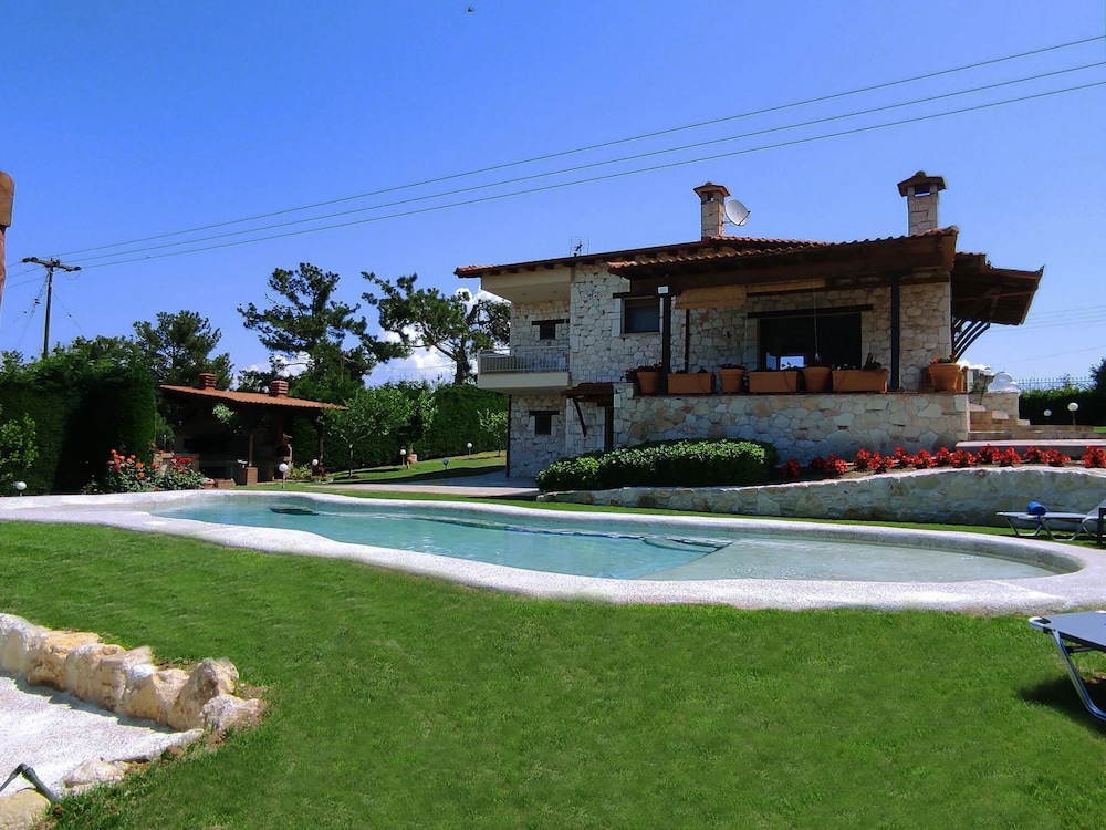 Villa Traditional Estate Heated Pool