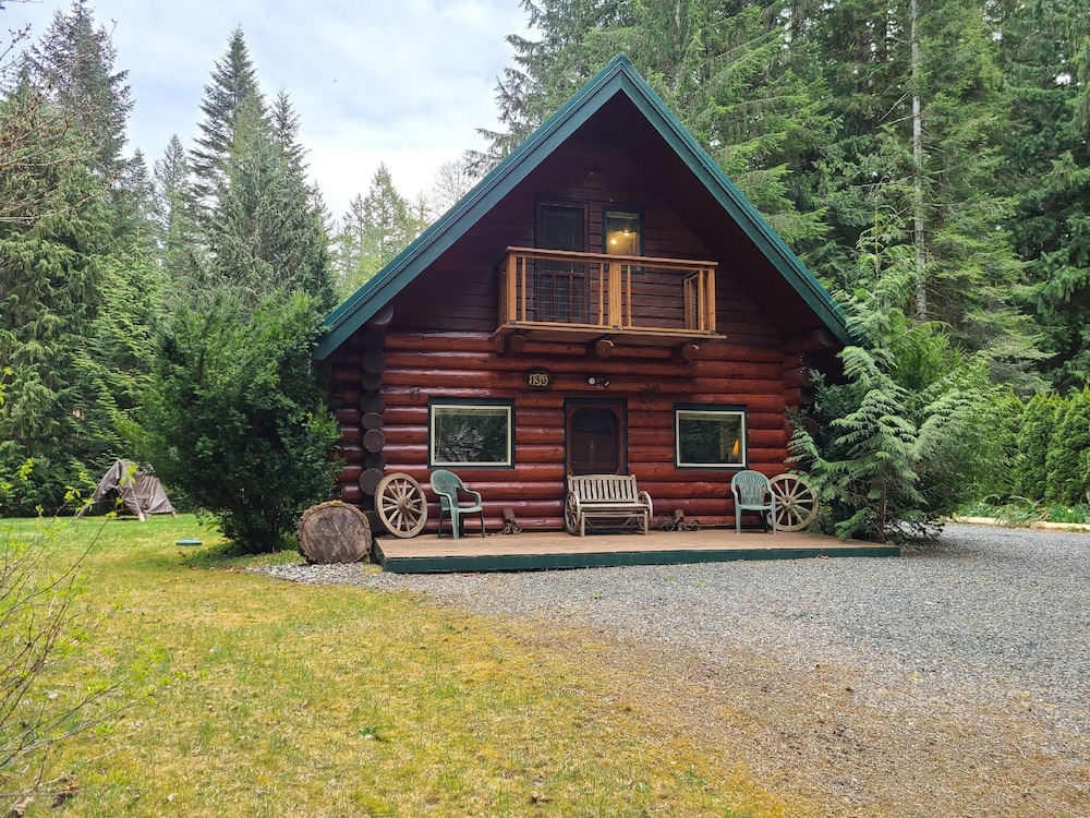 Two Bedroom Real Log Cabin With Wifi and EV Char ger