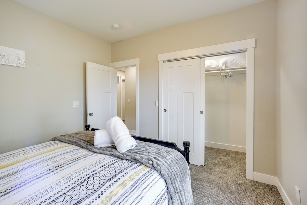 Dtwn Woodland Park Townhome w/ Covered Deck