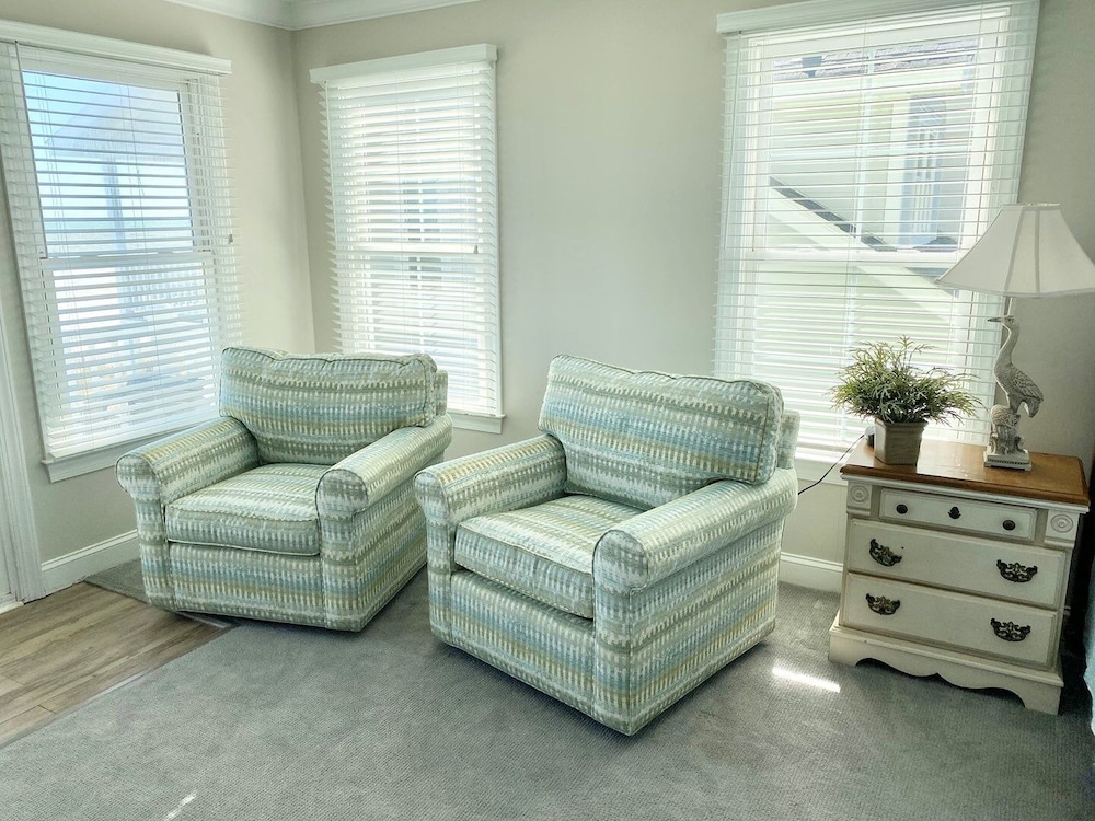 Sweet Dreams Private 4 Bedroom Home by RedAwning