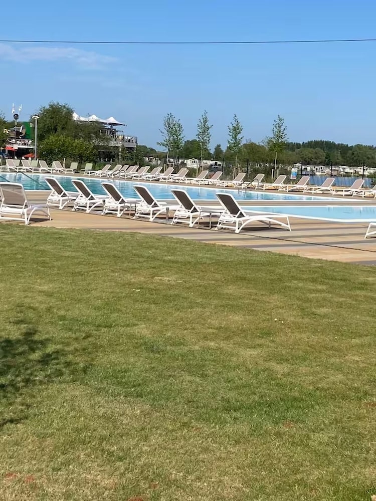 Caravan-sleep8-hottub-freep-balcony-familyfriendly