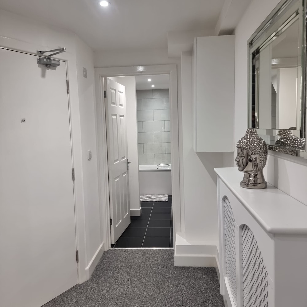 London Oasis Modern 2BR Apartment