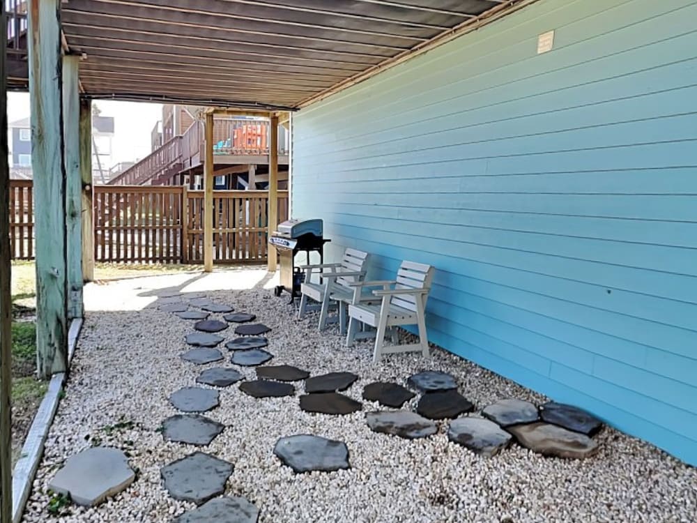 Blue Me A Wave by Topsail Realty