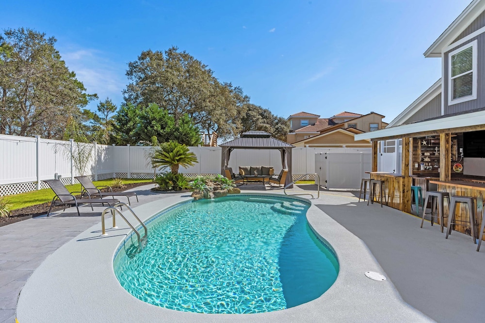 Spacious 3BR w/ Tiki Bar + Shared Pool Walk to Beach, Near 30A & Pier Park