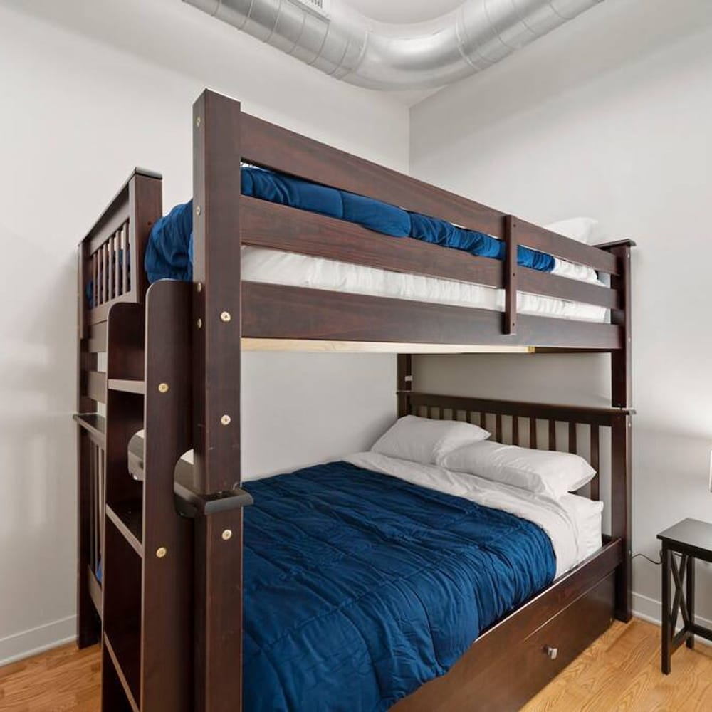 Sleek 2 Bed 2 Bath Condo in Trendy Fulton Market