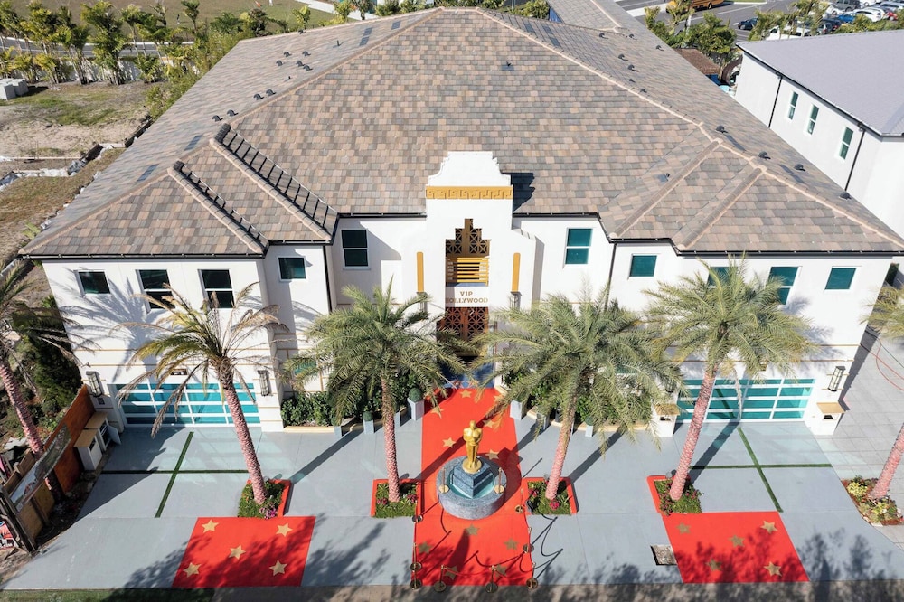 Luxury Mansion w Pool Sleeps 60