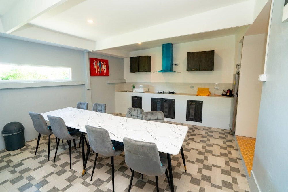 3 Bed 3 Bath Villa 400m to the Beach Sleeps 10