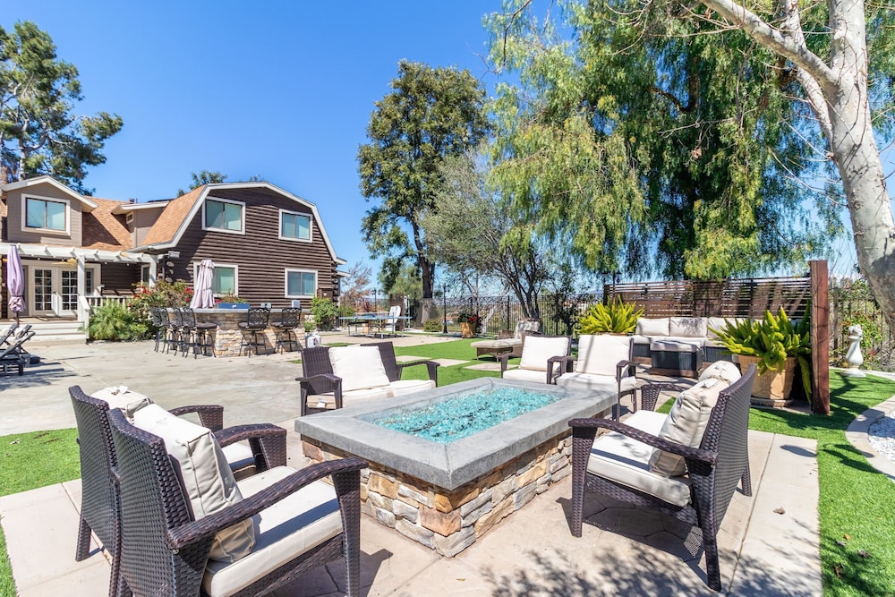 Chateau Syrah by Avantstay Picturesque Estate w Pool Hot Tub Pool Table Table Tennis New Pickleball Court Basketball Hoop