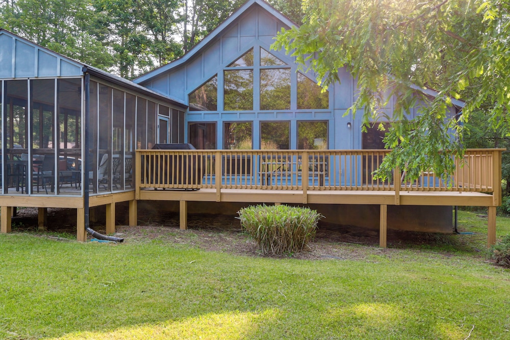 Pool Access: Peaceful Cabin in The Woods Resort!