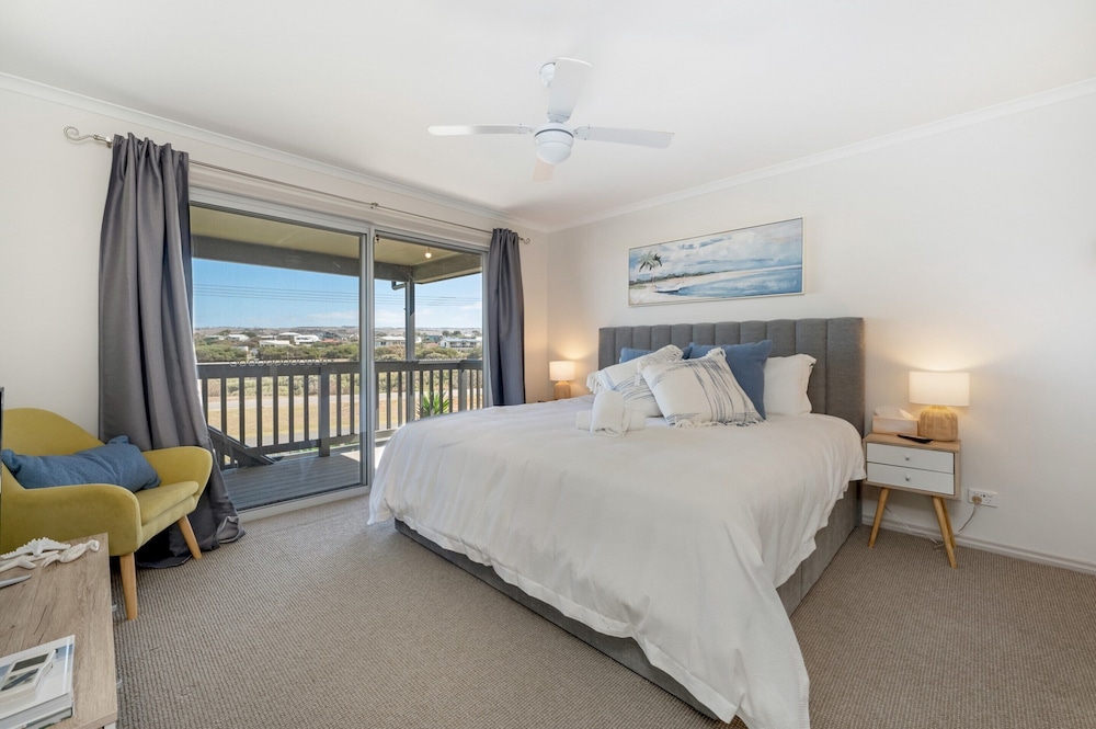 Large Upstairs Family Stay Near Middleton Beaches