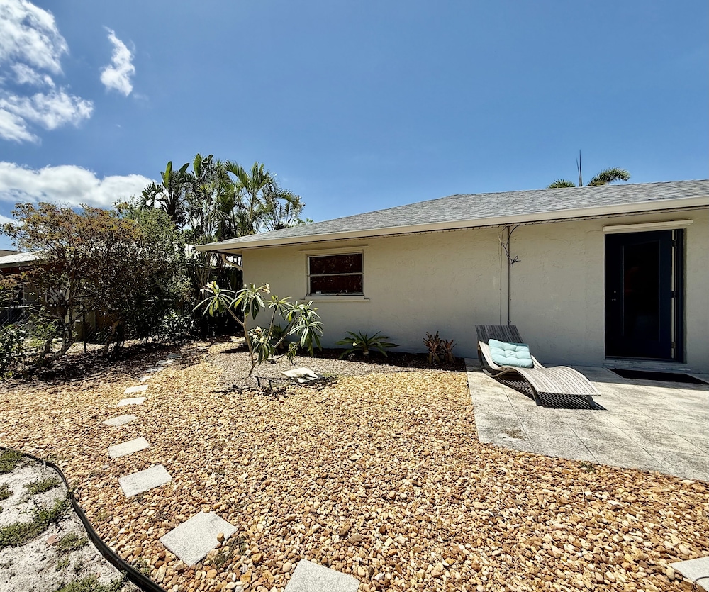 Naples Park Cottage 106th 6 Blocks Off Ocean 2 Bedroom Home