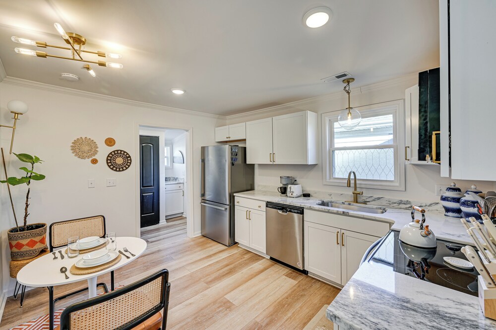 < 3 Mi to Dtwn: Modern Cottage in Greenville!