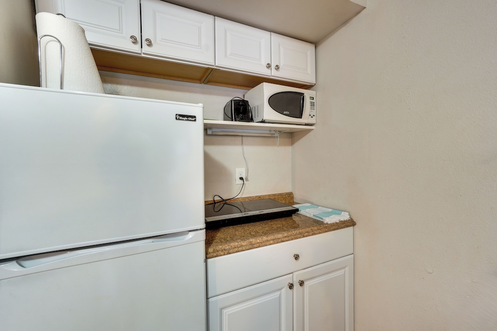 7 Mi to Coors Field: Denver Apt w/ Patio!
