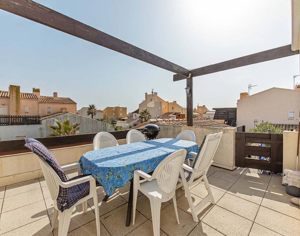 Seaside Family Apartment in Agde