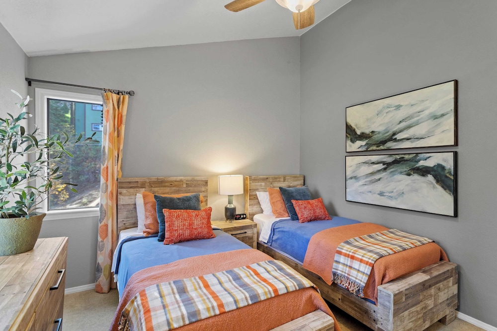 5bdr Stay w/ Fireplace, Game Room & Family-friendly Amenities Arrowhead Chalet by Avantstay
