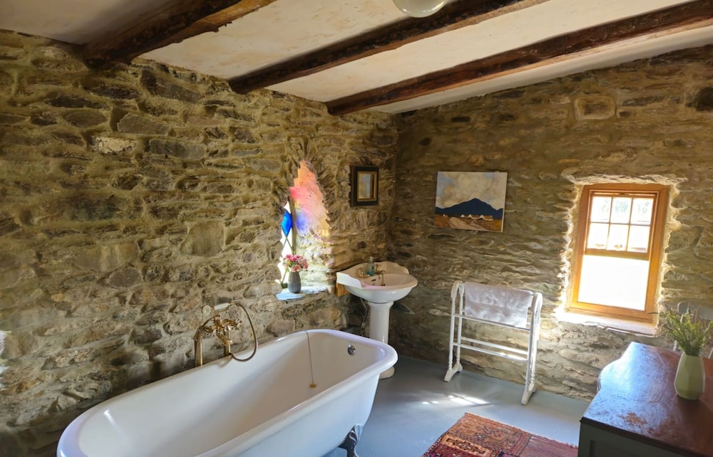 Traditional Style Thatched Cottage With Modern Amenities