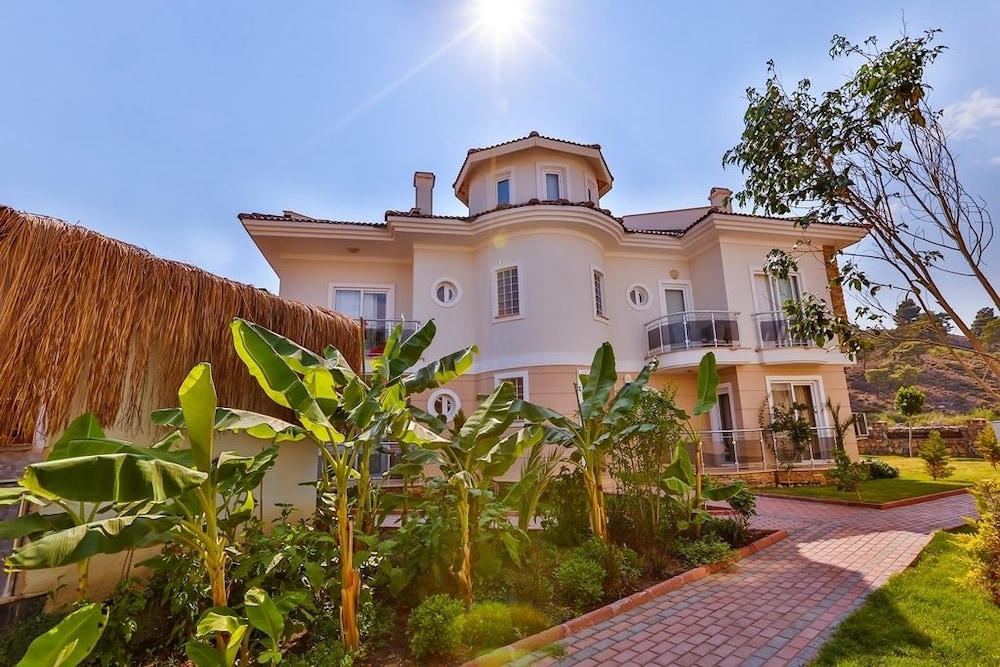 Golden Life Blue Green Residence