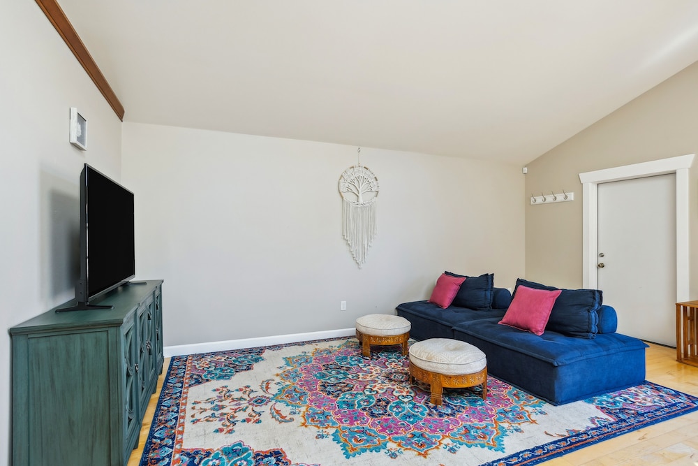 Seattle Vacations - Cheery Tacoma Vacation Rental: 7 Mi to Owen Beach! - Property Image 3