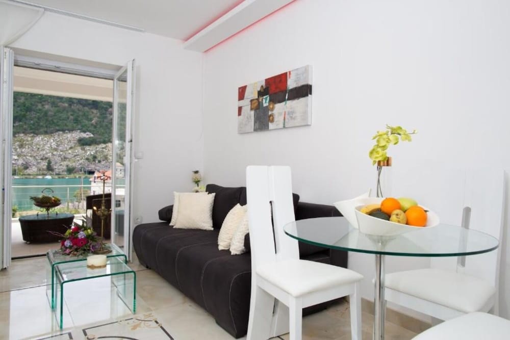 Franco - With sea View and Swimming Pool - H