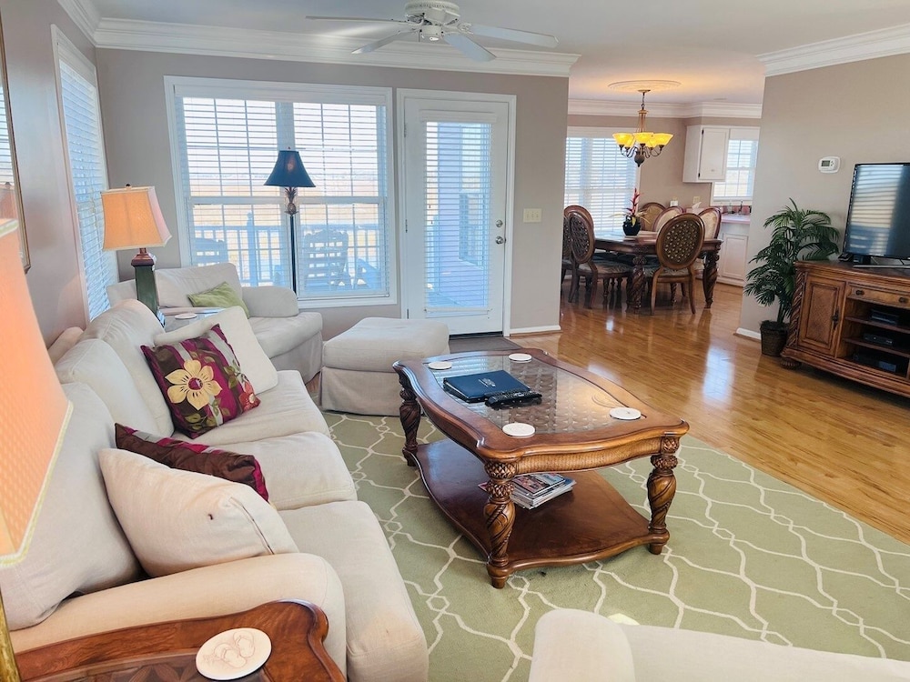 Victoria - 3 Br Home
