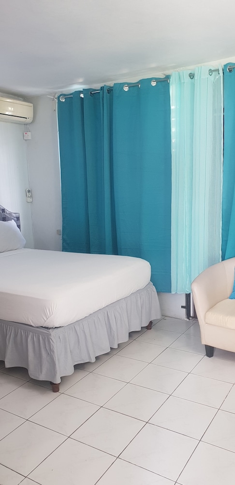 Gated Studio By The Pavillian Mall Near US Embassy Liguanea Kingston view 4