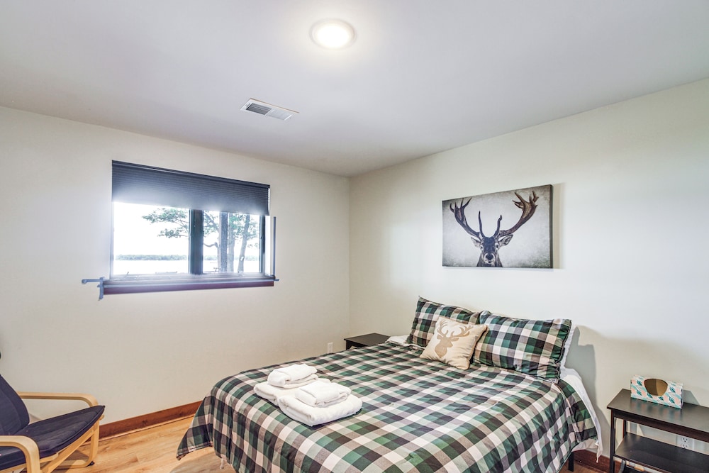 Private Beach & Dock: White Sand Lake Retreat!