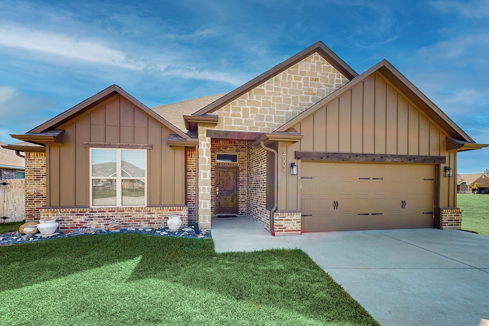 3BR Cozy Home w/ Enclosed Backyard & W/D
