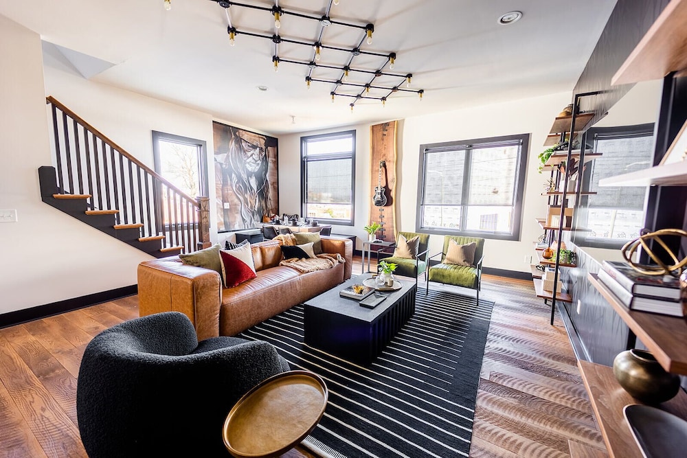Heart of Gulch - 4 Min to Broadway - Designer Home