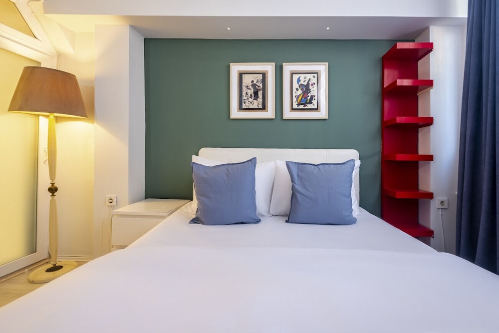Central Flat Close to Shopping Malls in Sisli