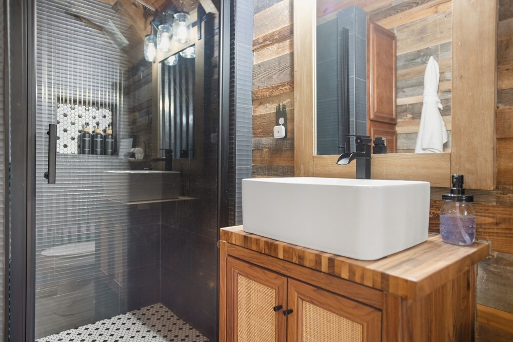 Boujee Bear Cabin With Hot Tub & Putting Green 2 Bedroom Cabin