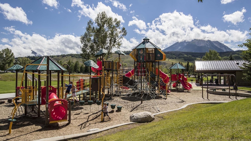 Luxury 2BR Mountain Townhouse w Picturesque Views