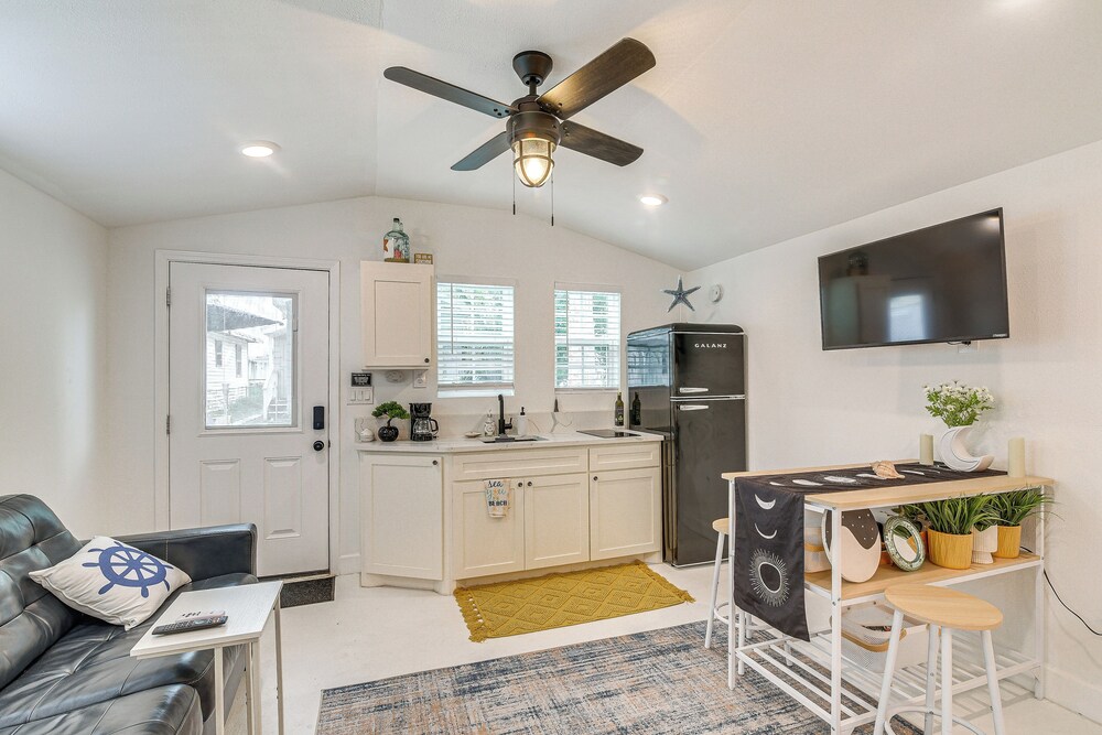 Updated Galveston Studio w/ Deck - 1 Mi to Beach!