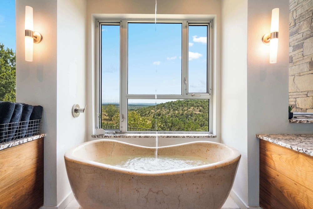 Luxury 4BR Hilltop Retreat Hot Tub & Scenic Views