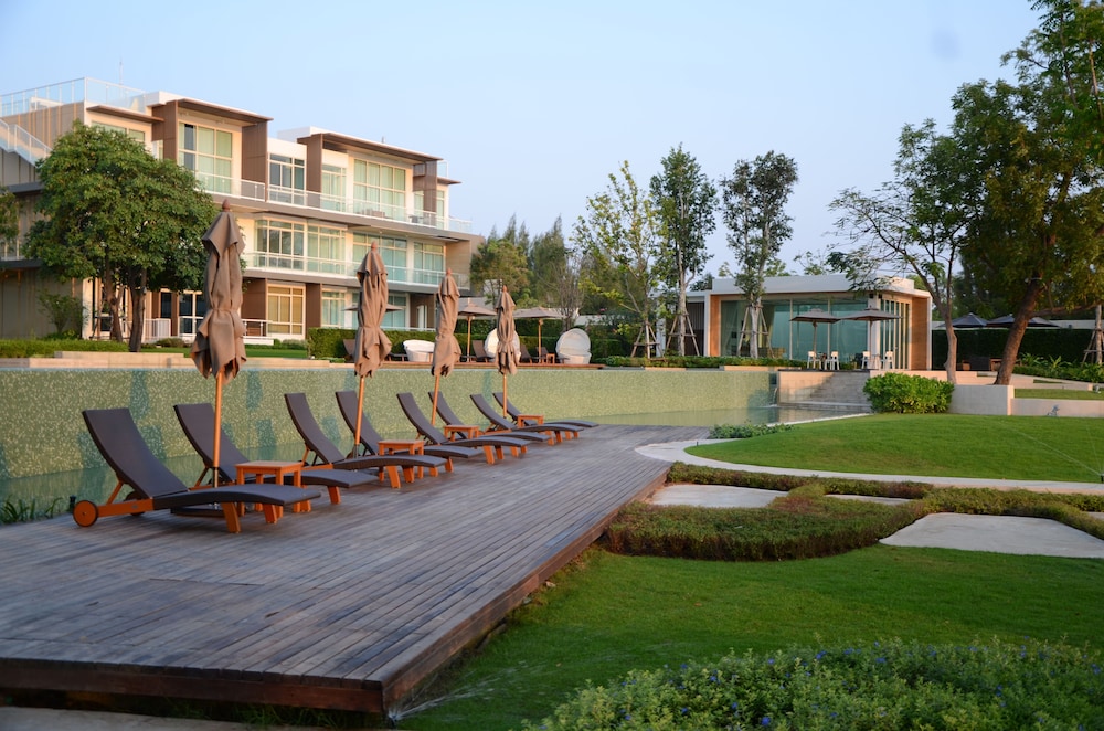 Hua Hin Luxury Beachfront Condo By Mon