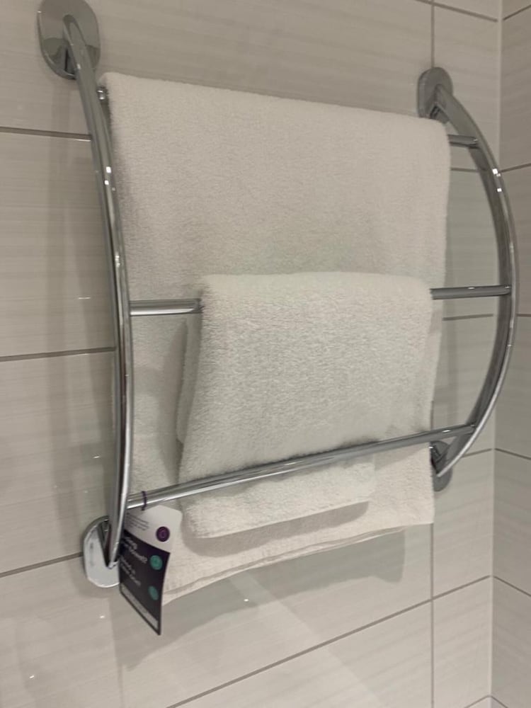 House-sleeps8-parking-jacuzzi